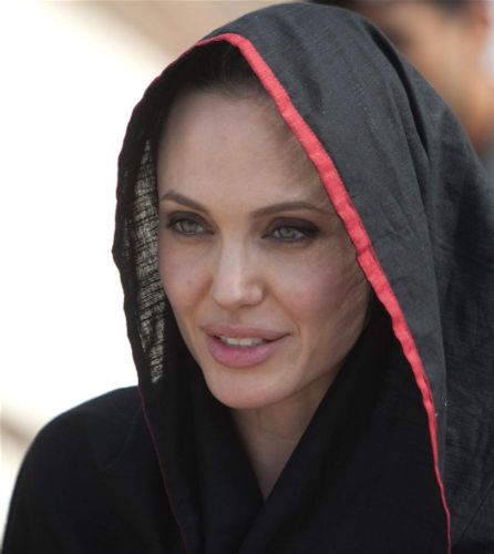 Yardım meleği Angelina Pakistan’da