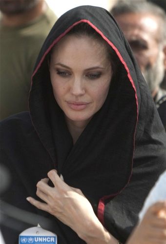 Yardım meleği Angelina Pakistan’da