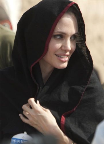 Yardım meleği Angelina Pakistan’da