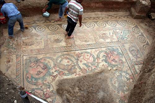 Bahçesinden villa çıktı