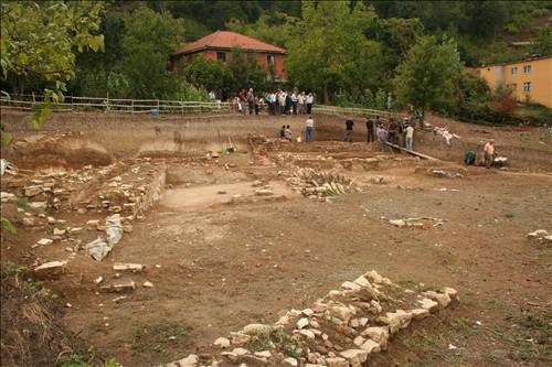 Bahçesinden villa çıktı