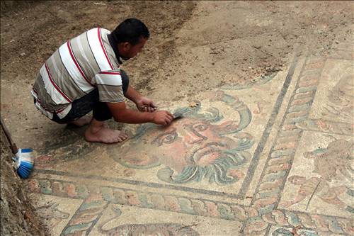 Bahçesinden villa çıktı