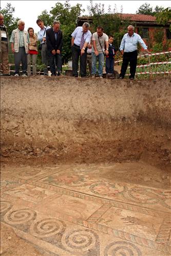 Bahçesinden villa çıktı