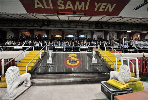 Ali Sami Yen'de Fener alayı