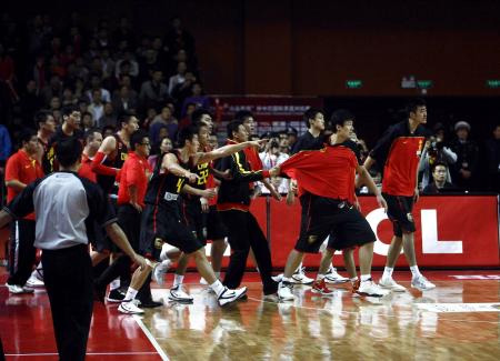 Basketbolcular birbirine girdi!