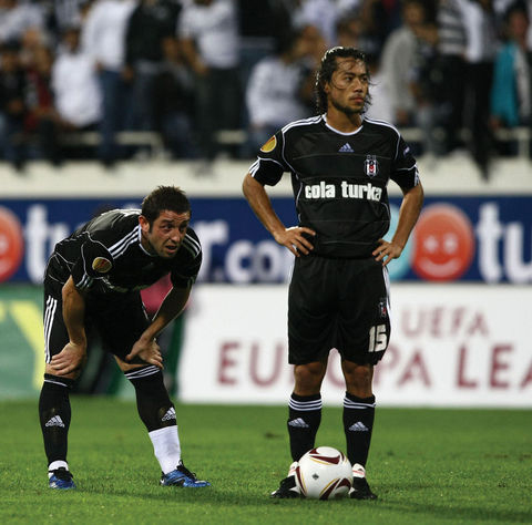 Kartal Porto'ya boyun eğdi