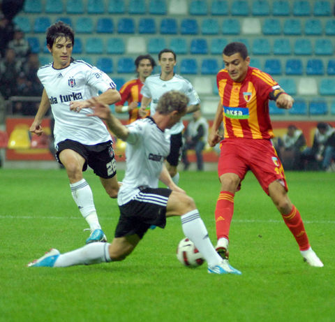 Kartal ağır yaralı