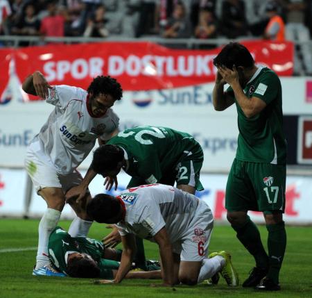 Antalya - Bursa maçında korkudolu dakikalar