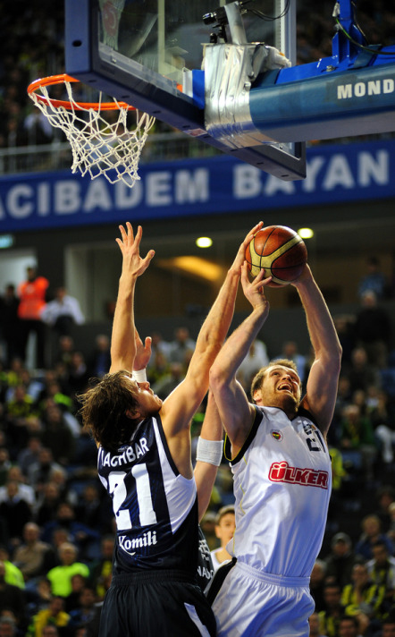 Fener Efes'i dağıttı