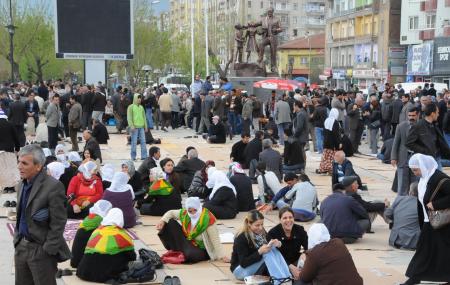 BDP'Li vekil yerlerde süründü