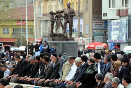 BDP'Li vekil yerlerde süründü