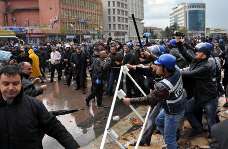 BDP'Li vekil yerlerde süründü