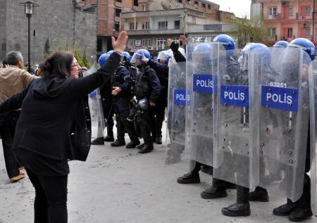 BDP'Li vekil yerlerde süründü