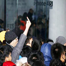 İPhone 4S için Çin'de izdiham çıktı