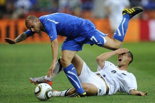 Futbol sahalarından güldüren kareler