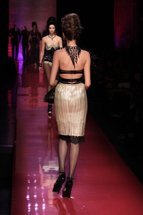 Paris'te nefes kesen defile