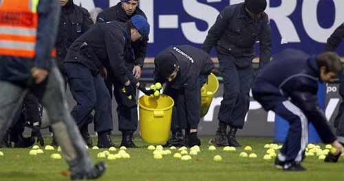 Futbol sahalarındaki en garip cisimler