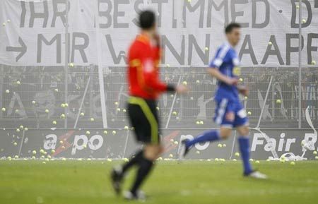 Futbol sahalarındaki en garip cisimler