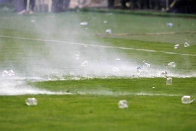 Futbol sahalarındaki en garip cisimler