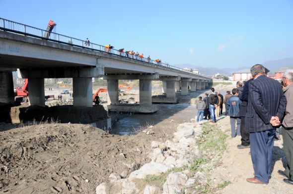 Filyos Çayı'na düşen minibüs bulundu