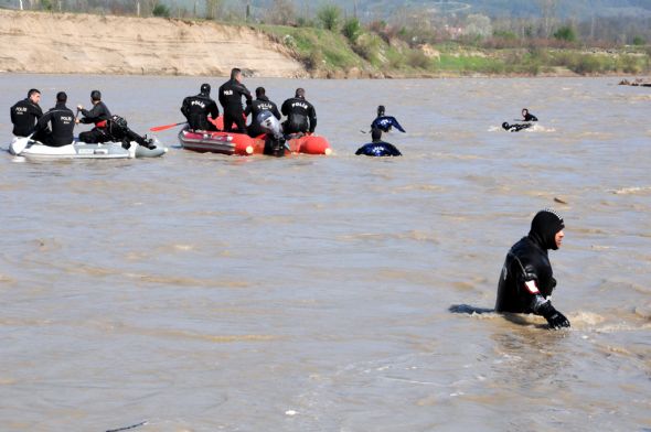 Filyos Çayı'na düşen minibüs bulundu