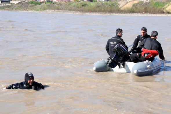 Filyos Çayı'na düşen minibüs bulundu