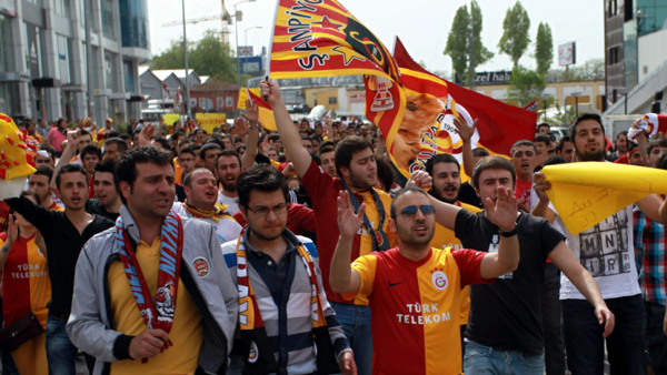 Futbol ırkçılık tartışmaları