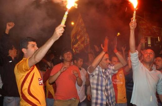 Galatasaray'ın şampiyonluğu dört bir yanda kutlandı