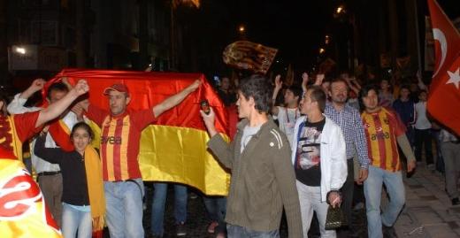 Galatasaray'ın şampiyonluğu dört bir yanda kutlandı