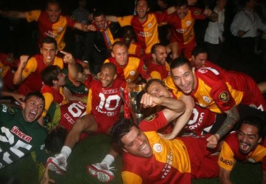 Galatasaray'ın şampiyonluğu dört bir yanda kutlandı