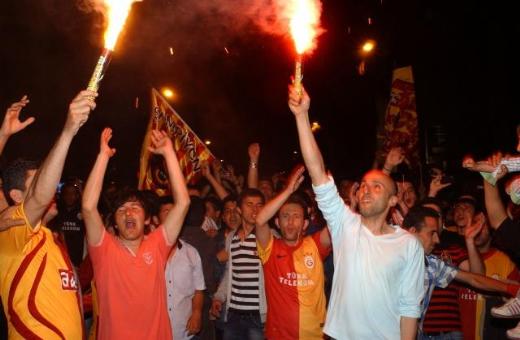 Galatasaray'ın şampiyonluğu dört bir yanda kutlandı