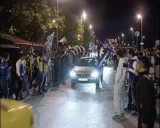 Fenerbahçeliler sokaklara döküldü