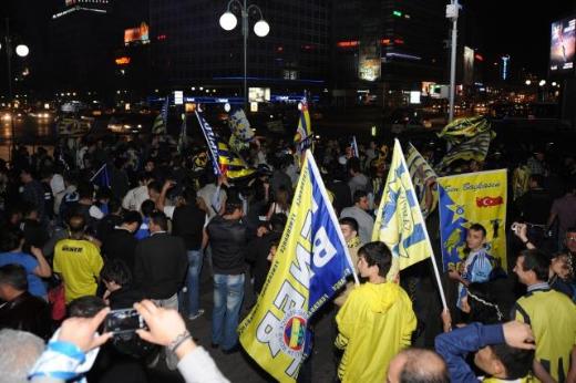 Fenerbahçeliler sokaklara döküldü