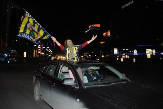 Fenerbahçeliler sokaklara döküldü