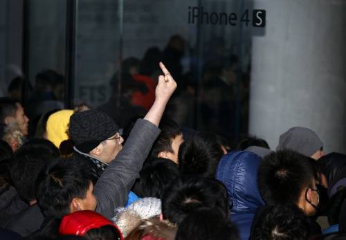 İPhone 4S için Çin'de izdiham çıktı