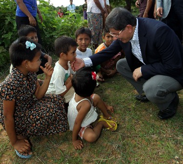 Ahmet Davutoğlu'nun Myanmar ziyareti