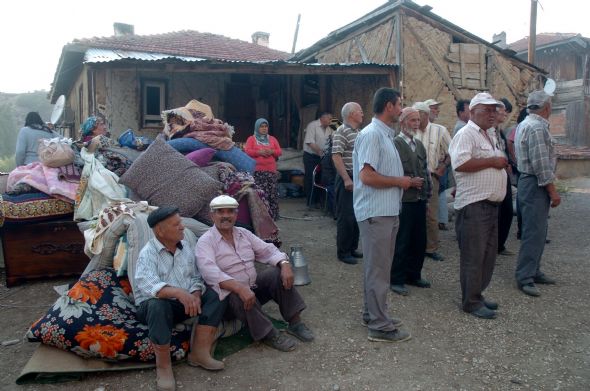 Köyün yarısı yandı 