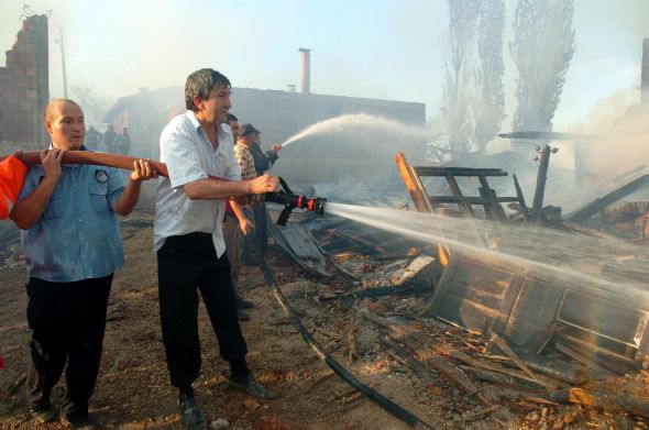 Köyün yarısı yandı 