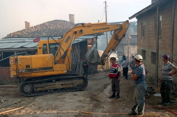 Köyün yarısı yandı 