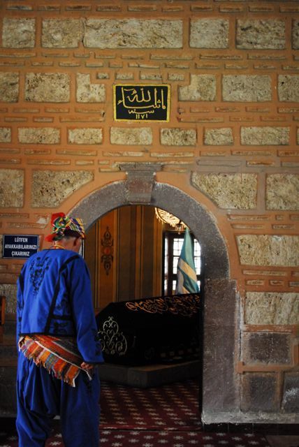 Ertuğrul Gazi Türbesi'ndeki kurşun izleri