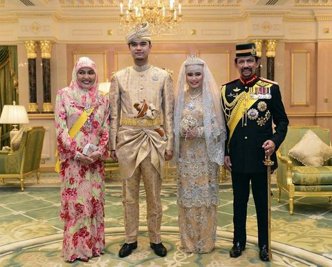 Brunei Sultanının kızı fakir oğlanla evlendi