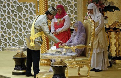 Brunei Sultanının kızı fakir oğlanla evlendi