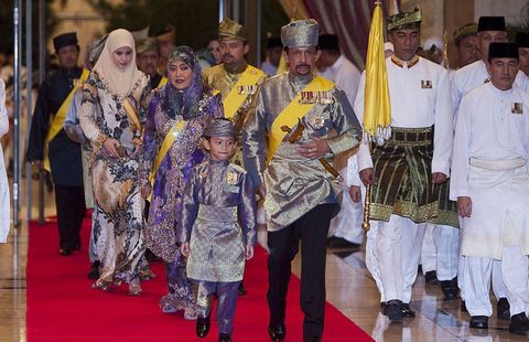 Brunei Sultanının kızı fakir oğlanla evlendi