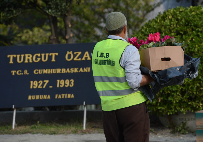 Turgut Özal 19 yıl sonra tekrar omuzlarda