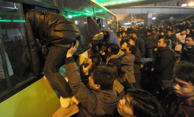 Çin'de otobüse binmek resmen eziyet