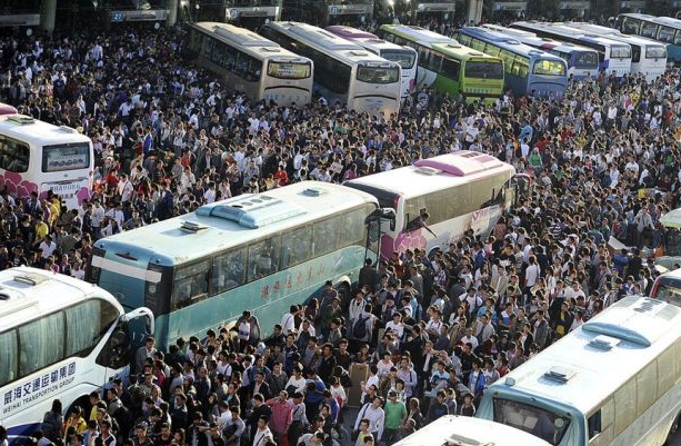 Çin'de otobüse binmek resmen eziyet