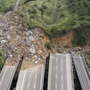 Toprak kayması yolu böyle yuttu