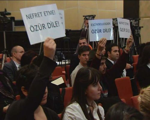 Eşcinseller Bakan Kavaf'ı protesto etti 