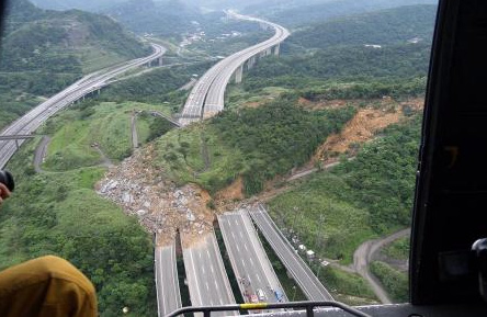 Toprak kayması yolu böyle yuttu