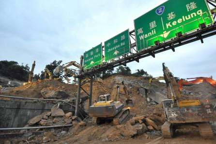 Toprak kayması yolu böyle yuttu